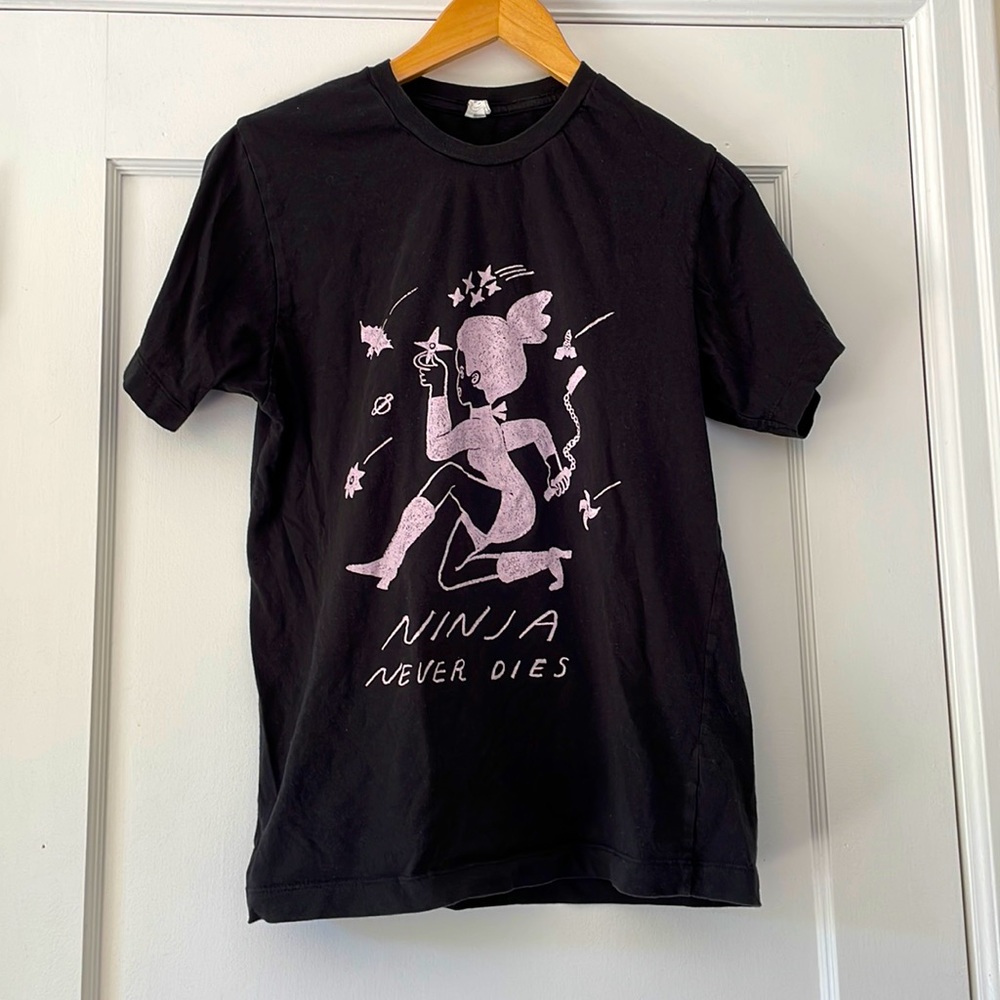 Black t-shirt with “Ninja Never Dies” print SM
